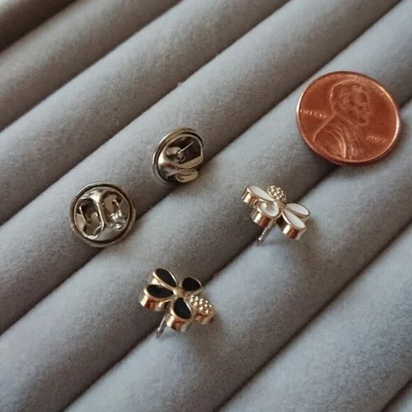 Black and white Five petal flowers brooch/pins - Picture 2 of 4